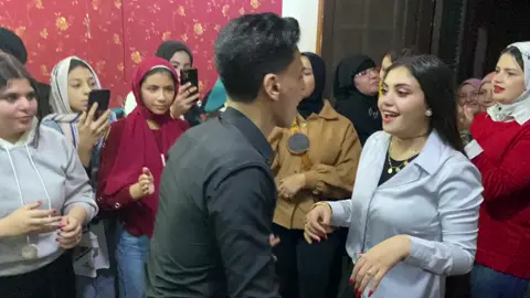 نصائح للزوج حتى لا يخسر زوجته   النصيحة الاولى  لا تهمل من أهم النصائح التي يجب على الزوج ان ياخذ بها في علاقته بزوجته ان لا يهملها فلا يقتل الحب و الود في قلب المرأة الإهمال، فإذا كنت محبا لزوجتك حقا، حافظ عليها و أرويها من نهر الإهتمام حتى تشبع منه، و تشبعك هي الاخرى حبا، و حنانا و اهتماما. النصيحة الثانية : لا تكن قاسيا المرأة لا تحب الرجل القاسي، و يأسرها الرجل الحنون، العطوف، الذي تجد في حضنه الأمان، فإياك أن تقسو على زوجتك، فالقسوة باب مفتوح لخلق الكراهية، وإذا كرهتك زوجتك، لم تجد معنى للحياة معك، سيحدث الانفصال بينكما مهما حاولت منعه. النصيحة الثالثة : لا تُهينها أن أهانة الرجل لزوجته، تحط من قيمته، و قدره عندها بدرجة كبيرة، وتسقط من نظرها، فإياك أن تهين زوجتك او تجرحها، فالمرأة و على الرغم من عاطفتها قوية لا تنسى من أساء إليها، و أهانها، لذلك كن رجلا حكيما و احترم زوجتك و لا تقلل من شانها أبدا، تكن أسعد الناس، فالرجل الذي يقدر زوجته و يحترمها يكون تاج على رأسها، تعمل على راحته، و لا تفكر الا في أسعاده النصيحة الرابعة : لا تكن سليط اللسان فالرجولة لا تعني ان يطلق الرجل لسانه على زوجته، و ان يتعمد جرحها بالالفاظ المشينة التي تسيء اليه هو اولا، لذلك كن متحكما في ما ينطق به لسانك، فالكلمة كالسيف قد تقطع كل حبال القرب و المودة بينك وبينها، و قد تكره الحياة معك، مهما كنت محبا لها، و متمسكا بها. النصيحة الخامسة : لا تحجر على رأيها عزيزي الرجل،  ان الرجولة لا تتمثل في منع المرأة من حق أخذ مشورتها في امور الحياة الزوجية و مشاكلها، لأنها طرف، و طرف مؤثر في الحياة الزوجية، و لا يوجد أستحالة في أن يكون رأيها هو الرأي الصواب في حل الأمر محل النقاش، و عليك أن تعلم أن من تمام الرجولة أن يحترم الرجل رأي زوجته حتى ولو لم يقتنع به. النصيحة السادسة : لا تخيب رجائها فيك عليك عزيزي الرجل أن تعلم أن المرأة، تحب ان تشعر بوجود زوجها في حياتها، و بدعمه لها، فأنت السند لها، فلا تخذلها وقت حاجتها إليك و لا تبعد عنها أبدا وقت الشدة، حتى لا تسقط من نظرها.  النصيحة السابعة : لا تخونها ماذا لو تعرضت عزيزي الرجل لخيانة زوجتك لك، كيف ستتعامل مع الموقف، وإلى كم من الوقت ستصمد، وما هو وقع الصدمة على كيانك، ووجدانك و مشاعرك، ماذا عن رجولتك، قطعا فإن الأمر قاسي ومروع للغاية، و الألم أكبر من أي مسكن، اذا فلا تخون زوجتك وشريكة عمرك، و لنفس السبب و نفس الألم و نفس الحسرة، احفظها تحفظك  ‎#ترندات_تيك_توك #ترند #خطوبه #حب