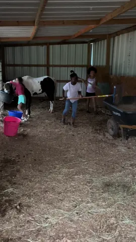 1st day of lessons and the girls helped me show her the ropes 🐴💕 @BigggMak25 #kidstiktok #countrykids #horsesoftiktok #ridinglessons 