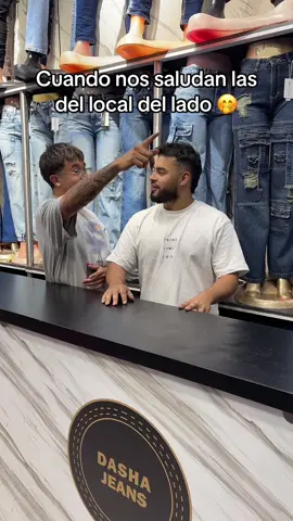 Cuando las vecinas del local del lado nos saludan… Y uno tiene que responder por educación 😬🫣 #paratii #fyp #jeans #NoTodoLoQueBrilla #AtenciónConFiltro #DashaJeans #VecinasIncomodas