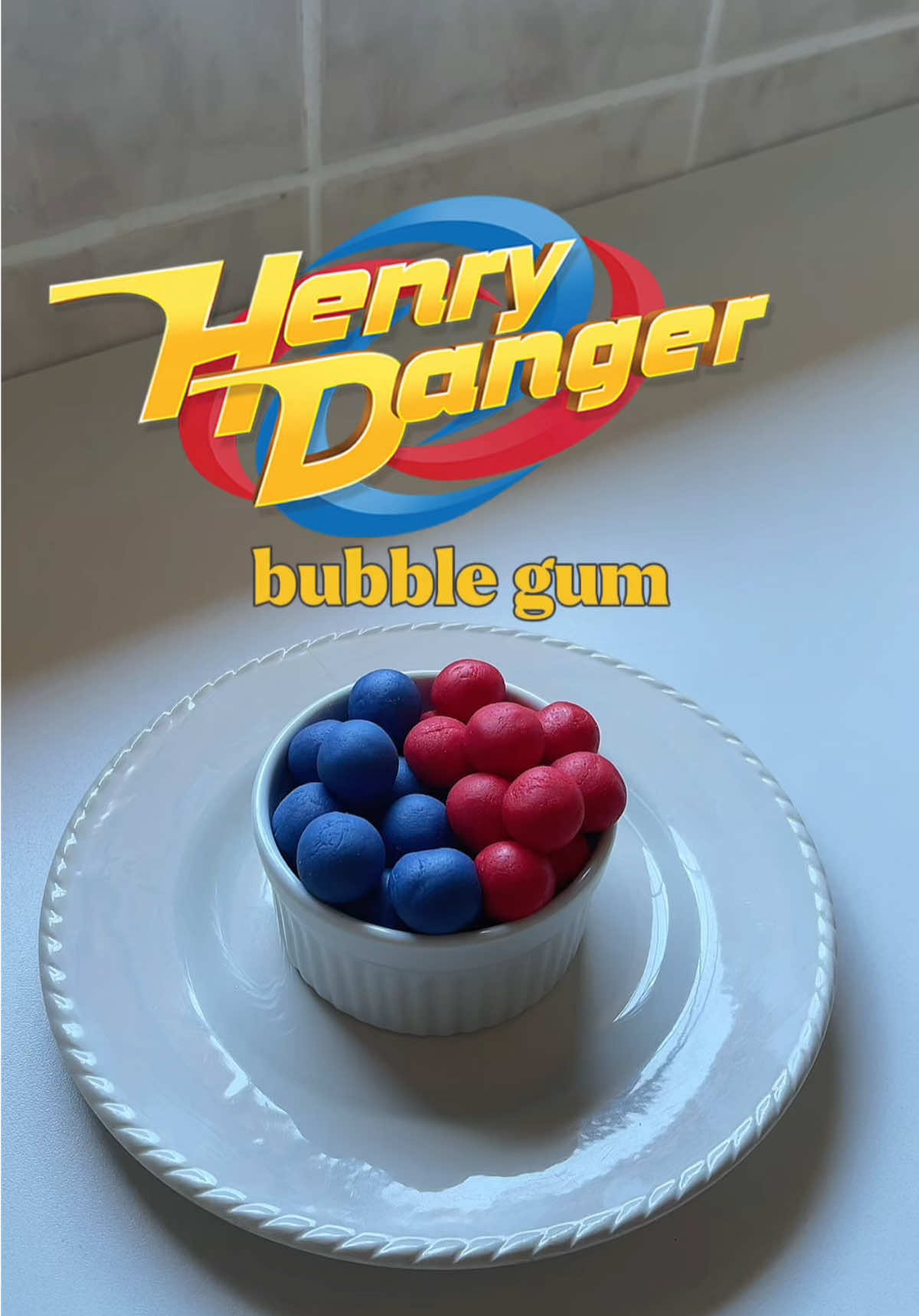 “Chiclete” de Henry Danger  @Amazon Prime Student  Ingredientes  100g de açúcar de confeiteiro  100g de leite em pó  Leite condensado  Adiciona ao poucos o leite condensado.A quantidade de açúcar e leite precisa ser igual.O ponto é quando desgrudar das mãos se precisar usa mais açúcar de confeiteiro apenas. #hanrydanger #hanrydangerforever💝💝💝 #hanrydangeredits #bubblegum #bubblegumbubbleguminadish #chiclete #chicletinho #capitãoman #capitãomanekiddanger #captainman #captainmanandkiddanger #captainmanedit #captainmano47❤️ #piperhart #piperhalliwelledit #seanryanfox #nickelodeon #nickeh30 #nickelodeonedit #nickelodeonmemories #nickelodeonuniverse #amazing #primevideo #primedayshowpjparty #primevideoth #z #z#x #xh #xybca #xhtiktok #xuhuong2023 #xyzbcafypシ #xuhuong2022 #xcyzba #xzyabc #xbox #f #fyp #foryou #foryoupage #fy #funny #fyppppppppppppppppppppppp #football #fypp #fy 
