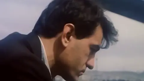 İnsan hərkəsdən uzaqlaşsada özündən uzaqlaşa bilmir... #keşfet #retrom_0 
