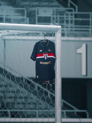 Honre a glória do clube e carregue no peito o orgulho do Tri Mundial do SPFC.