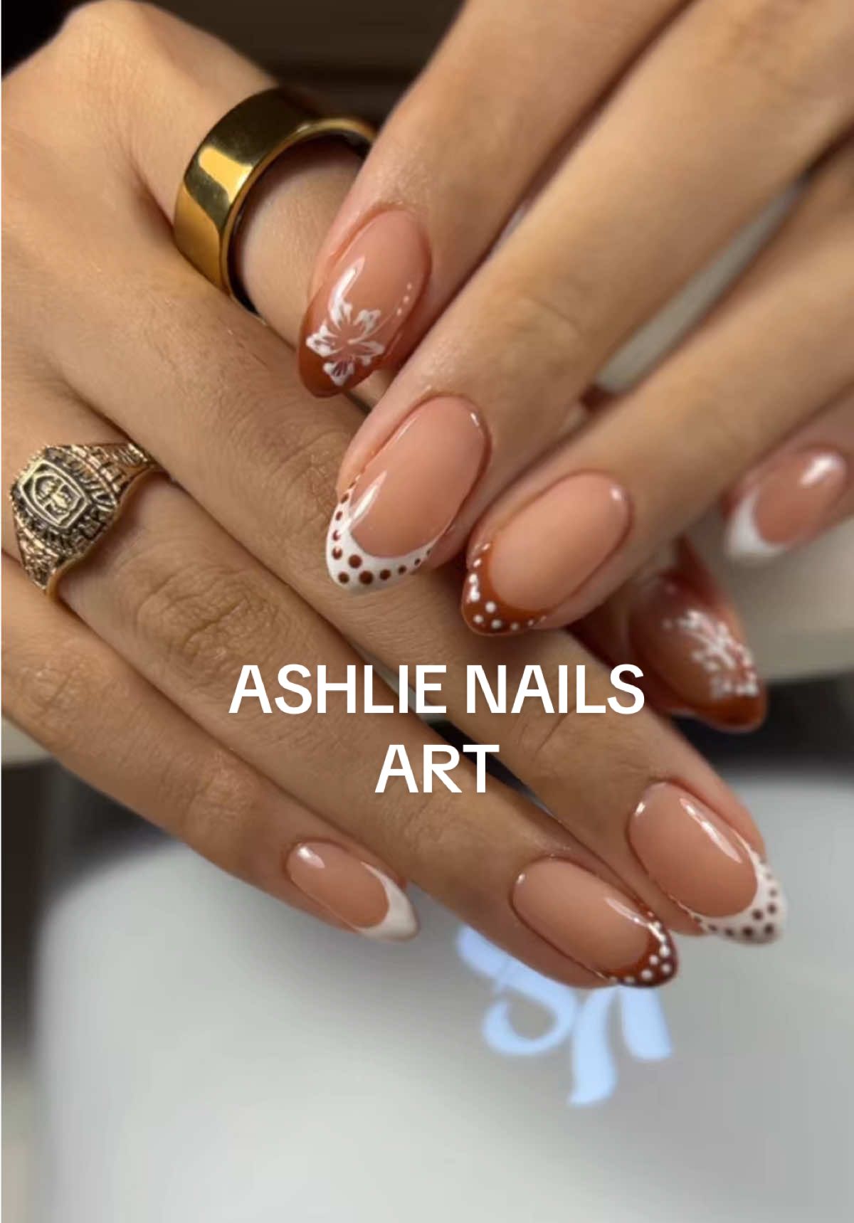 ¿Ustedes dejarían que su manicurista elija el diseño por ustedes… siendo la primera vez que van?  Yo si, pero si hay que saber con quién se atienden 😋 @A s h l i e N a i l s A r t  #nails #uñas #nailsart #ashlienailsart #briannydenisse 