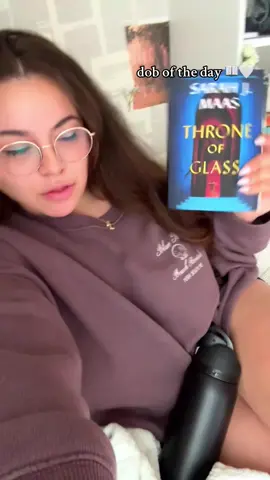 happy tuesday!  what are you currently reading??  #doboftheday #tog #throneofglass #drinkoutfitbook #bookish #BookTok #heyitsymani 