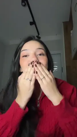 Um ano atrás eu fiz minha primeira publi com essa loja… e o vídeo bateu 4 MILHÕES de views. Hoje, eles me desafiaram de novo: Se esse vídeo bater 1 MILHÃO de visualizações, eu ganho um iPhone 16 Pro Max 😳📱 Dei esse tênis de presente pro meu pai com muito amor, e ele AMOU (de novo)! E se eu conseguir bater essa meta, eu volto aqui pra mostrar o celular com vocês em um vídeo bem especial 👀 Me ajuda curtindo, comentando e compartilhando com alguém que também ama ter estilo gastando pouco! 💖🙏  @Aj.shoes || 🏷️ MALU #diadospais #presentepropai #presenteparaodiadospais #desafio #iphone16promax #publicidade #tenisbarato #historiareal #fyp 