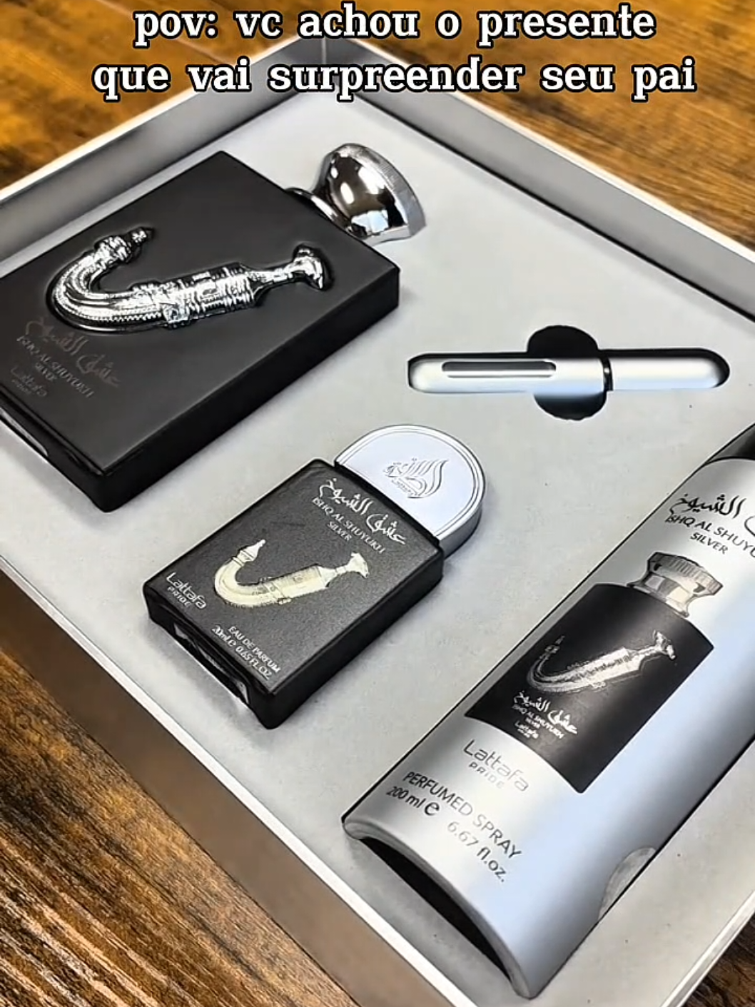 Esse kit presenteável da Lattafa vai fazer seu pai se sentir mais especial do que nunca 🤌 o kit contém: - 1 Perfume 100ml eau de parfum - 1 miniatura 20ml eau de parfum - 1 spray corporal perfumado 200ml - 1 frasco de bolso travel size Compre pelo nosso site, basta clicar no link da bio! #perfumetiktok #essence #perfumetok #perfumes #diadospais #presente #presentes #lattafa #lattafaperfume #perfumemasculino #essencia #essencelover #perfumeminiatura 