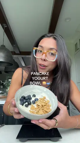 when you can’t decide between pancakes or a yogurt bowl… 🥞 #highprotein #highproteinbreakfast #yogurtbowl #pancakes 