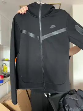 🧥 Nike Tech Negro 💸 54.990 CLP ❗Talla M - XL Fit ✈️ Envíos a todo el mundo 📦 Por encargo otras tallas y modelos