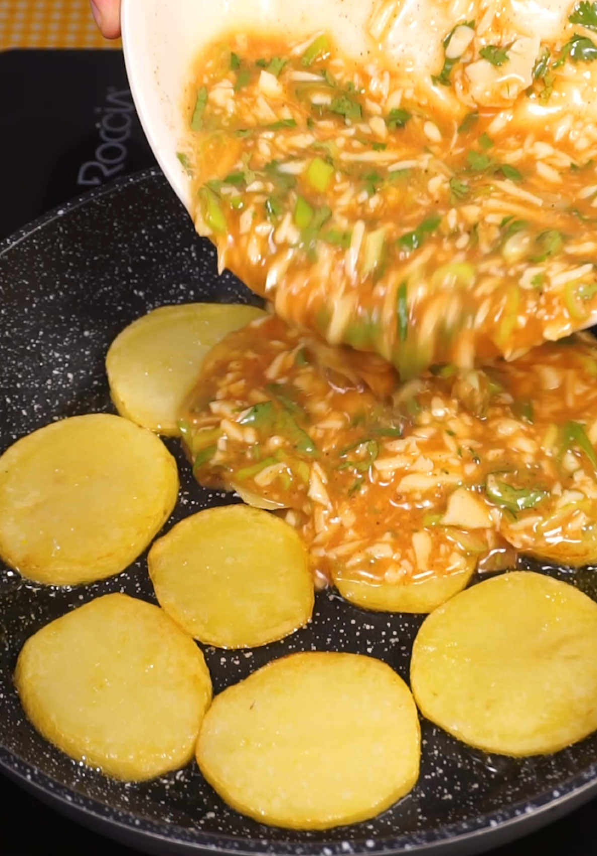 Desde que probé este omelette con papas y queso, ya no quiero comerlo de otra forma 😱🧀🥔 #omelette #recetafácil #papas #quesoderretido #desayuno #almuerzo #recetasrapidas        