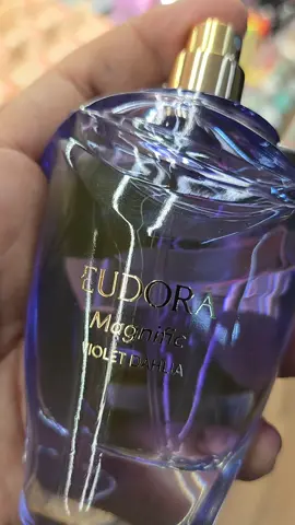 Lançamento do perfume Eudora Magnific Violet Dahlia, um perfume floral, marcante e EXUBERANTE ! Uma fragrância misteriosa, envolvente com notas orientais de café e mel negro combinados ao instigante efeito da infusão de baunilha com mirra!  . . #eudora #magnific #perfumetiktok #perfumes #perfumesfemeninos #perfumefeminino  #violetdahlia #mulherescheirosas 