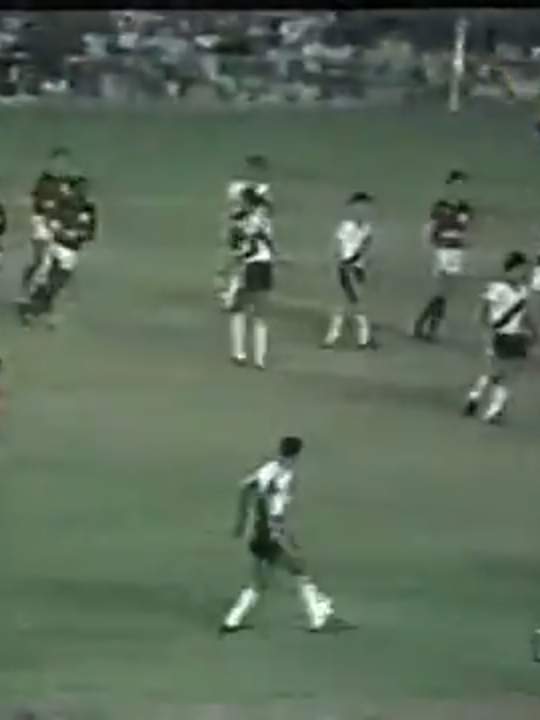 Fala Vascão ! Em 05 de agosto de 1984, o Vasco venceu o flamengo por 1 x 0 no Maracanã, pelo campeonato carioca para um público de 49.404 torcedores. O gol do Vasco foi marcado por Geovani aos 33 minutos do segundo tempo. Vamos recordar a escalação. Roberto Costa, Edevaldo, Daniel Gonzales, Nenê e Aírton; Pires, Geovani e Mário; Mauricinho, Roberto Dinamite e Marquinho Técnico : Edu Antunes Coimbra #carioca  #maracanã  #reliquiacrvg  #vasco