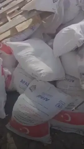 28 Mayıs 2025 İsrail Türkiye’den gelen yardımları yollamıyor Soykırımcı İsrail üzerinden ulaştırılması gereken Türkiye’den Gazze’ye gönderilen yardımlar Siyonistler tarafından çöpe atıldı. Aylardır bekleyen unları bir tır şoförü kayda aldı. #gazze #israil #gaza #türkiye #yardım 