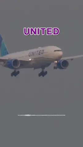 United Plane Falls Apart Mid-Flight 😱 #pilot #aviation #aircraft #atc #viralreels #follow 