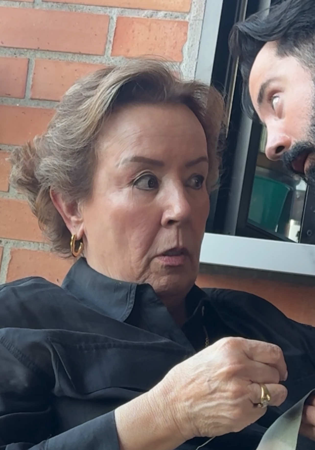 Jajajajaja será que si quiere volver o se dio cuenta del celular? 😂