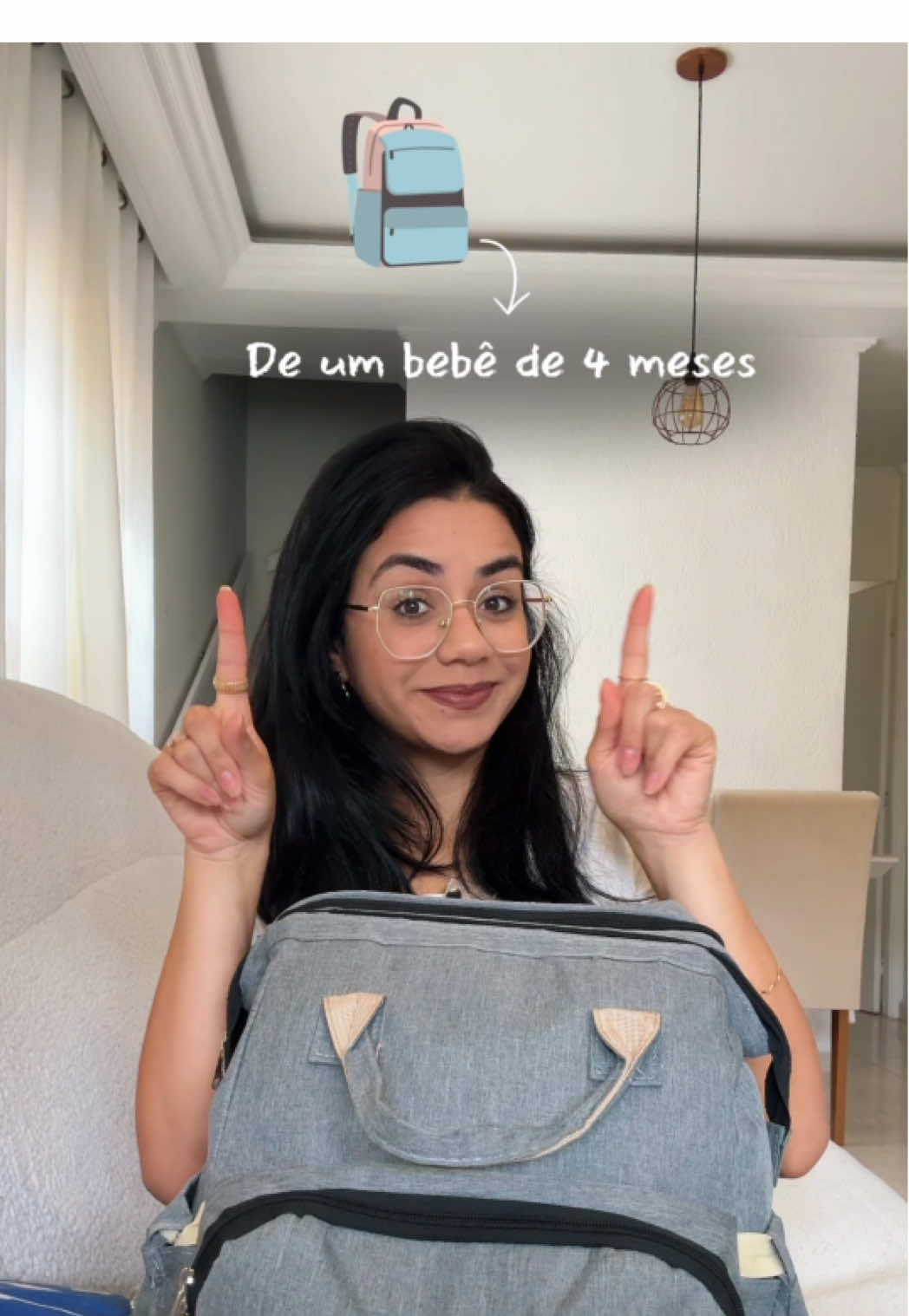 Eu levo tudo isso na mochila do meu bebê de 4 meses! Tá faltando alguma coisa?  #maternidade #maternidadereal #maedemenino #maedeprimeiraviagem #maereal #rotinadobebe #maedebebe 