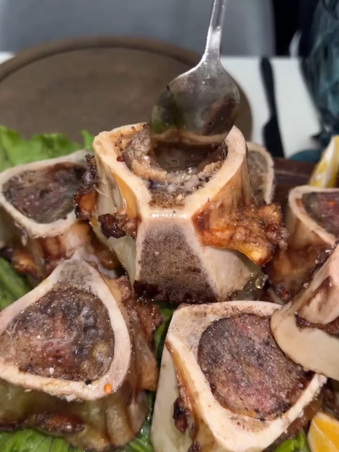 MÉDULA ÓSEA: EL “MANJAR DE LOS DIOSES” QUE POTENCIA LA LONGEVIDAD EN CHINA En China, la médula ósea bovina se valora como un superalimento ancestral. Rica en grasas saludables, colágeno, minerales y antioxidantes, se consume en caldos, untada en pan o sorbida directamente del hueso. Nutre el cuerpo, fortalece el sistema inmune y es clave en la dieta de quienes superan los 90 años. #MédulaÓsea #TuétanoSaludable #LongevidadChina #SuperalimentoAncestral #CaldoNutritivo #AgropecuariaTV