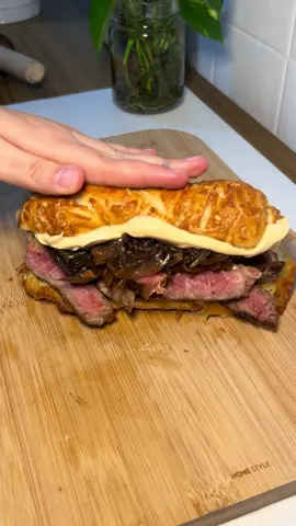 O melhor lanche que você vai ver hoje!! Ingredientes: Azeite; 2 bifes de contra filé com pelo menos 2 dedos de espessura (tempera com sal e pimenta do reino); 1c/sopa de manteiga; 2 dentes de alho; 1 cebola grande picada em meia lua; 1c/sopa de açúcar mascavo; 1c/sopa de molho shoyu; Água pra dar ponto; Pão da sua preferência; Maionese de churrasco a gosto; Queijo muçarela a gosto. Ib: da mais mais @_minhacasinha