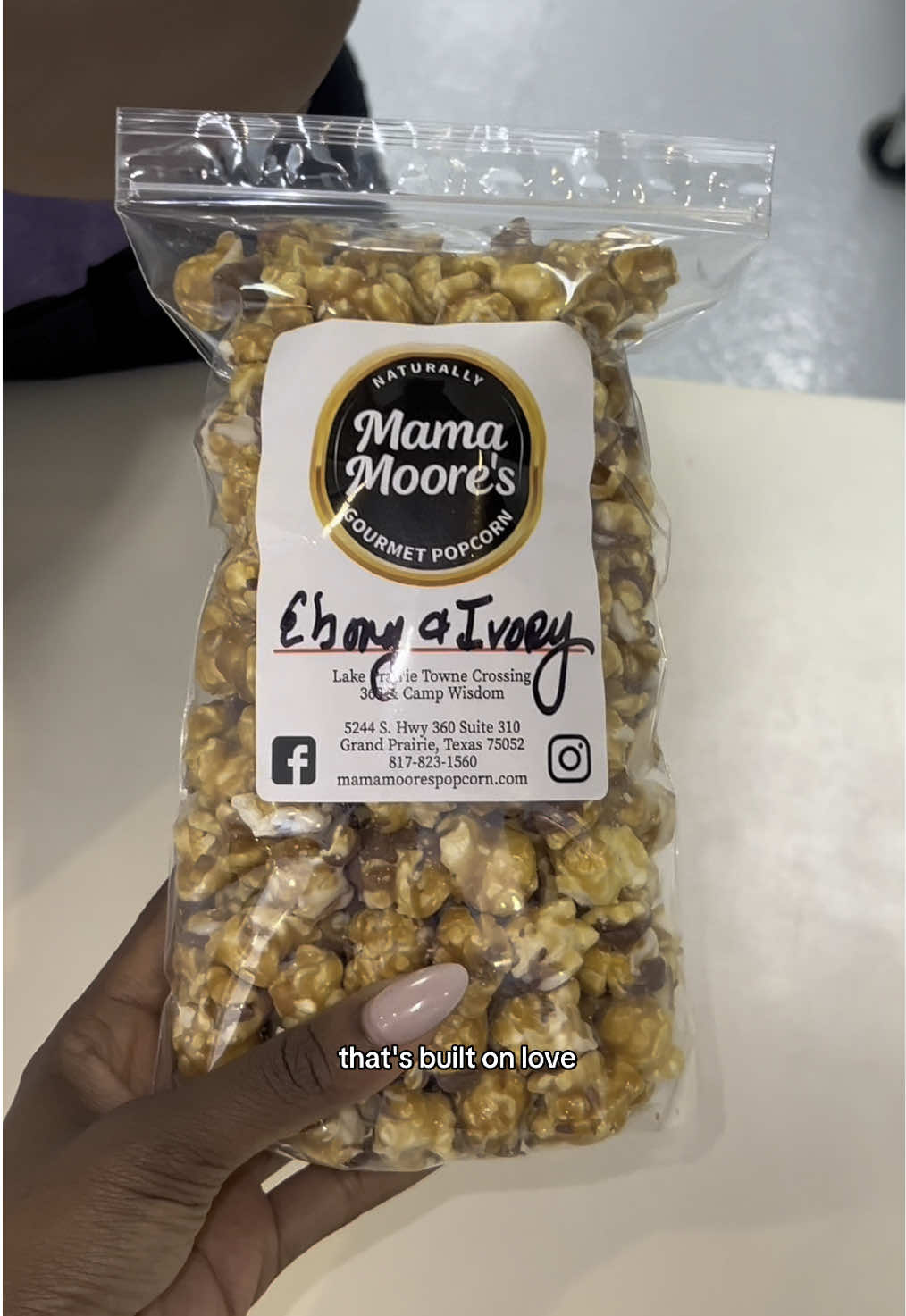 Celebrating black business month by supporting @mamamooresgourmet 🍿 mrs. Deborah opened her popcorn shot to help put her son through college. She not only did that but she still in business because people love her popcorn and her commitment to the community. She is really an inspiration to show you that if you that you can do anything you put your mind to! Y’all have to go out and support. Not only because it’s black owned and woman owned, but because the popcorn is quality, she puts full kernels only in each bag which is hard to find other popcorn shops ☺️ 📍 5244 SOUTH STATE HWY 360, SUITE 310 GRAND PRAIRIE, TX 75052 #dallasfoodie #gourmetpopcorn #popcorn #blackowned #blackownedbusiness #womanownedbusiness #dfw #dallas #dallastx #grandprairietx #blackownedrestaurants #blackbusinessmonth #blackbusiness #blackbusinessowner 