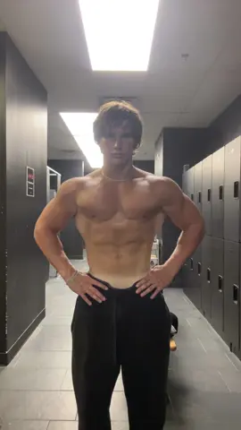 Lighting right here is bad #gymmotivation #fit #bodybuilding #Fitness #gym #physique #muscle #teenbodybuilding #aesthetics