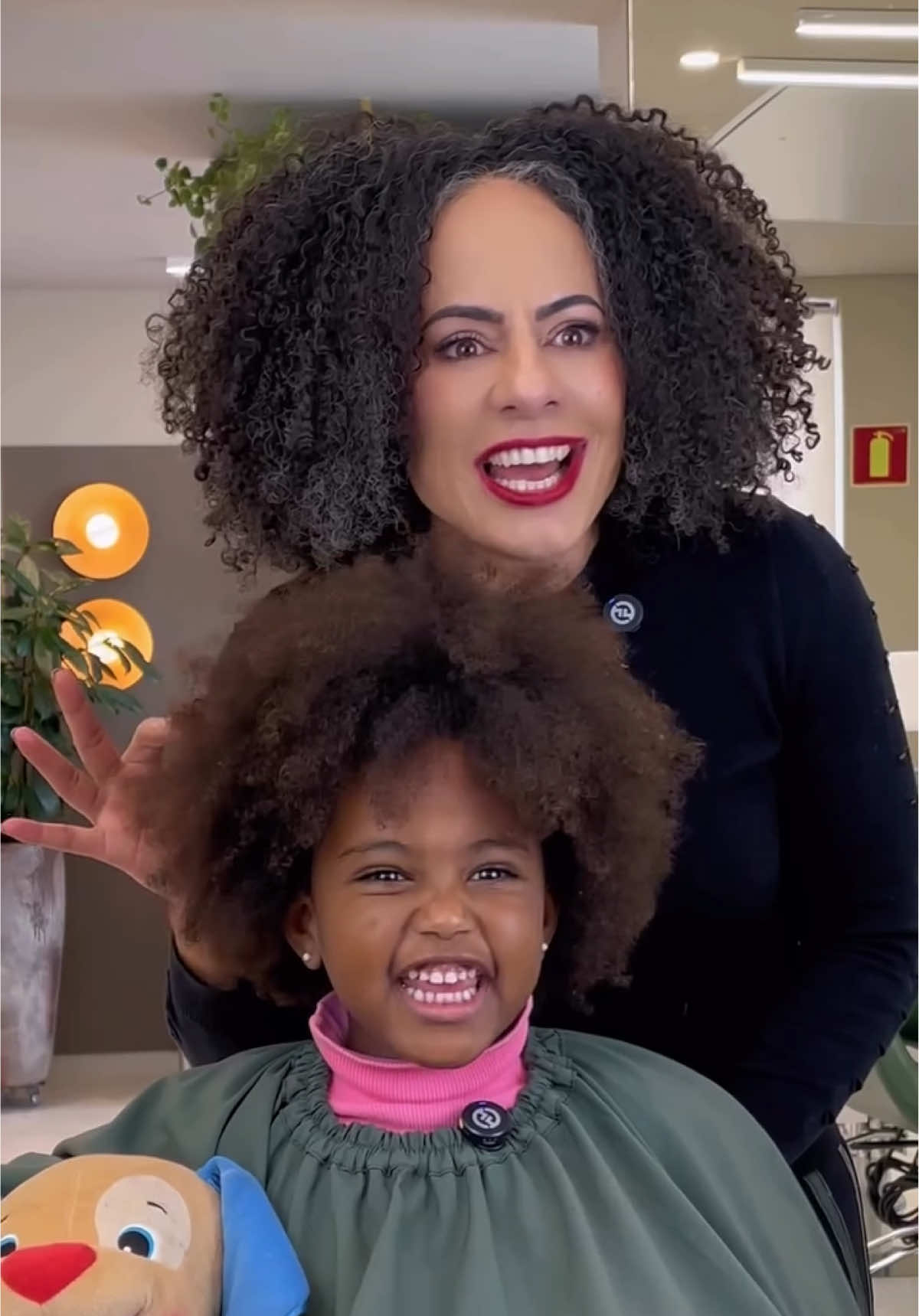 “Meu cabelo é Black Power!” Disse Iuna, com a autoestima de quem já sabe muito bem quem é. Ela chegou decidida a fazer uma franjinha.  E a capa mágica caprichou!  O cabelo da Iuna ficou ainda mais poderoso, leve e com ainda mais personalidade. Deixem seus elogios para essa princesa! ✨