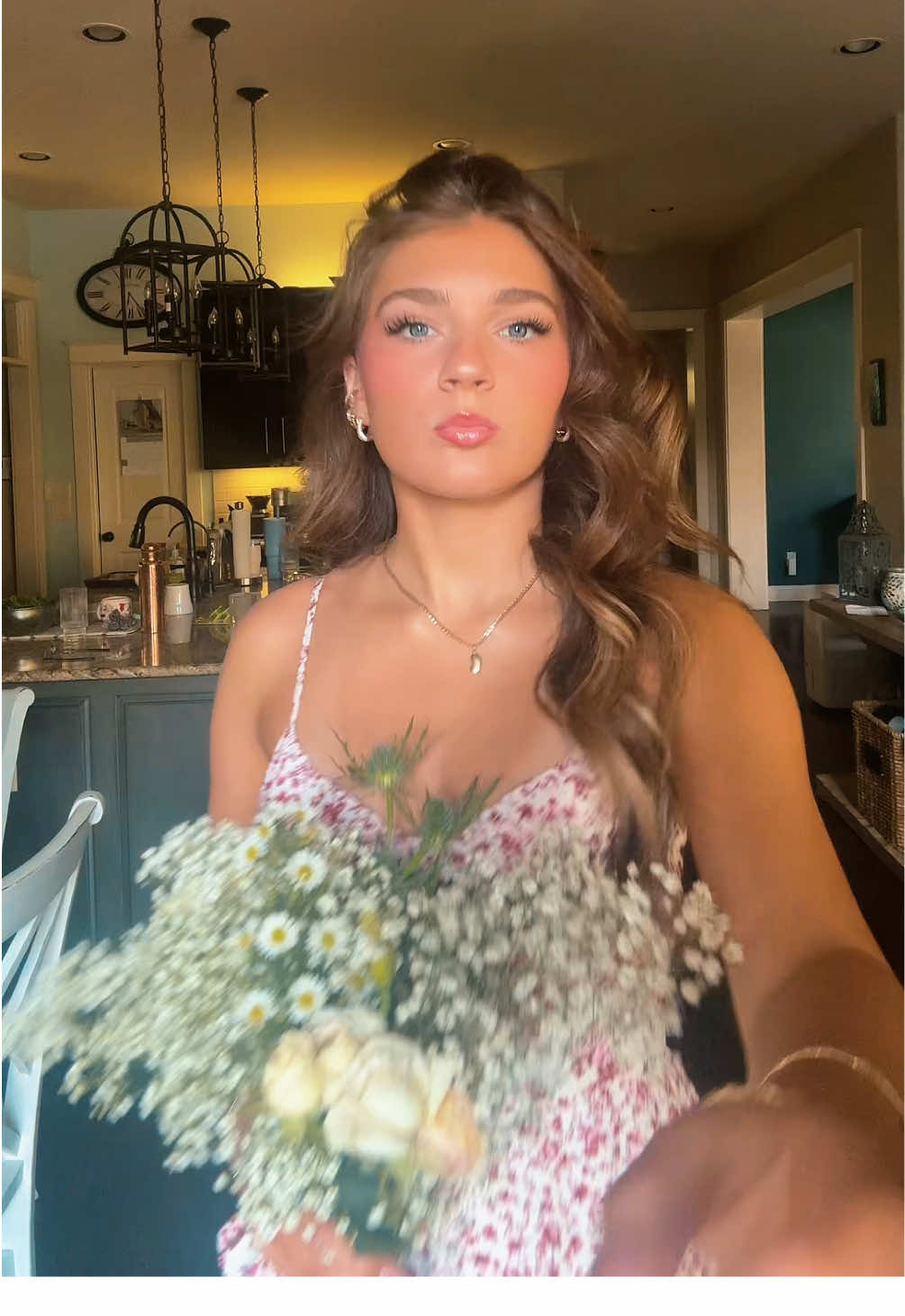 👵🏻📸