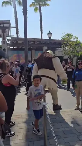 Nobody asked him to do this😭 #shrek #funny #humor #viral #shrekislove #universalstudios #fyp