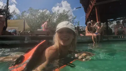 Nadando de perrito haha 😝🫰🏼  Los rápidos de Bacalar 📍 #bacalarmexico #quintanaroo #losrapidosdebacalar #bacalar 