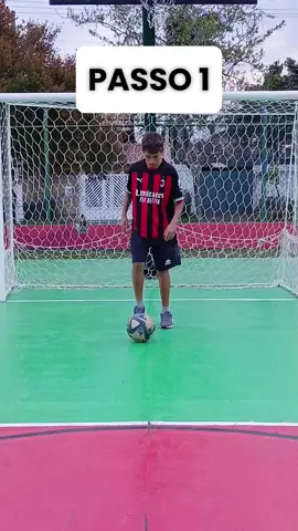 TUTORIAL DRIBLE STREET 🧙‍♂️⚡️ JÁ SALVA PARA NÃO PERDER😉 ✅️ . . . . #streetfootball #tutorial #futebol #futebolfreestyle #freestylefootball #viral #explore #fyp 