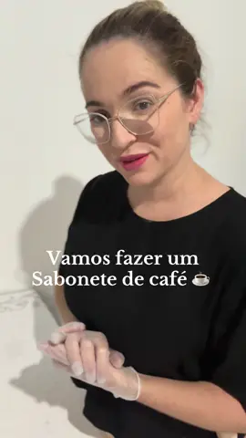 ☕ Sabonete de Café em processo! Textura cremosa, aroma marcante e aquele toque esfoliante que a pele ama. Feito à mão, com carinho e ingredientes que cuidam de verdade. Quem aí também ama esse cheirinho de café? 💛✨ ⠀ #SaboneteArtesanal #SaboneteDeCafé #SaboariaNatural #Autocuidado #PeleLinda 
