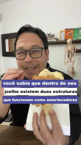 Os meniscos são estruturas fibrocartilaginosas em forma de meia-lua localizadas no joelho, entre o fêmur e a tíbia, com funções essenciais para a saúde da articulação. Sua principal importância reside na absorção de impacto, estabilização do joelho e nutrição da cartilagem.  Funções: Amortecimento: Os meniscos atuam como amortecedores, absorvendo parte da carga e impacto que ocorre no joelho durante atividades como caminhar, correr e saltar, protegendo a cartilagem e prevenindo lesões.  Estabilização: Os meniscos aumentam a congruência entre o fêmur e a tíbia, auxiliando os ligamentos na estabilização do joelho, o que contribui para a execução de movimentos com segurança e evitando instabilidades.  Lubrificação e Nutrição: Os meniscos ajudam a distribuir o líquido sinovial, um fluido lubrificante que nutre a cartilagem articular, pois a cartilagem não possui vasos sanguíneos.  Importância: A preservação dos meniscos é crucial para a saúde a longo prazo do joelho. Lesões meniscais podem levar a dores, instabilidade e, com o tempo, ao desenvolvimento de osteoartrite. Portanto, é fundamental proteger os meniscos e buscar tratamento adequado em caso de lesões para evitar complicações. #joelho #lesao #lesaodemenisco #cartilagem #fisioterapia #reabilitacao #atleta  