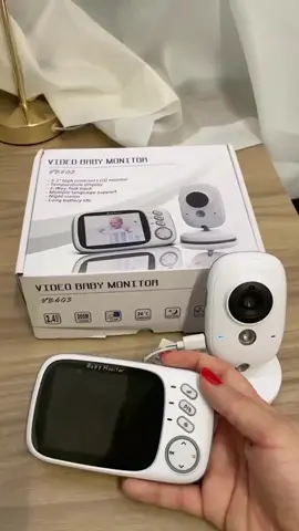 � Babá Eletrônica com Monitor – VB603 � Segurança e tranquilidade na palma da sua mão! � Câmera com microfone embutido: capta até sons suaves como a respiração do bebê � Visão noturna | � Comunicação bidirecional � Tela colorida 2.4