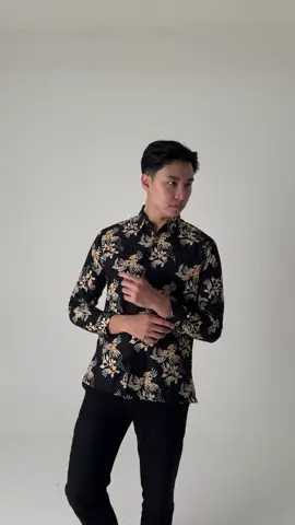 Tebak kemarin motif ini di pake siapa? betul, kak ari lesamana😍 Yuk kembaran motif ini bareng kak ari lesmana, ada potongan diskon loh up to 40%😱 Cek keranjang kuning sebelum ke habisan🥶 #promoguncang88 #gajiansale #keranjangkuning #batiknawilis #arilesmana #fyp 