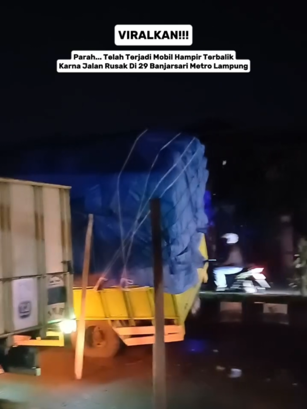 Parah hampir terguling truk karna jalan rusak di kota metro Lampung. yuk bantu VIRALKAN dan sadarkan pemerintah kita  #kotametrolampung👈 #jalanrusaklampung #lampung #mirzani #kotametro #jalanrusak #jalanrusakparah #jalanrusakviral 