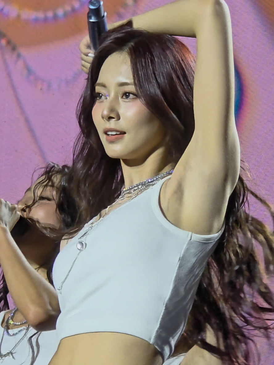 Chicago's maknae! #tzuyu #twice #twicepalooza #lollapalooza 