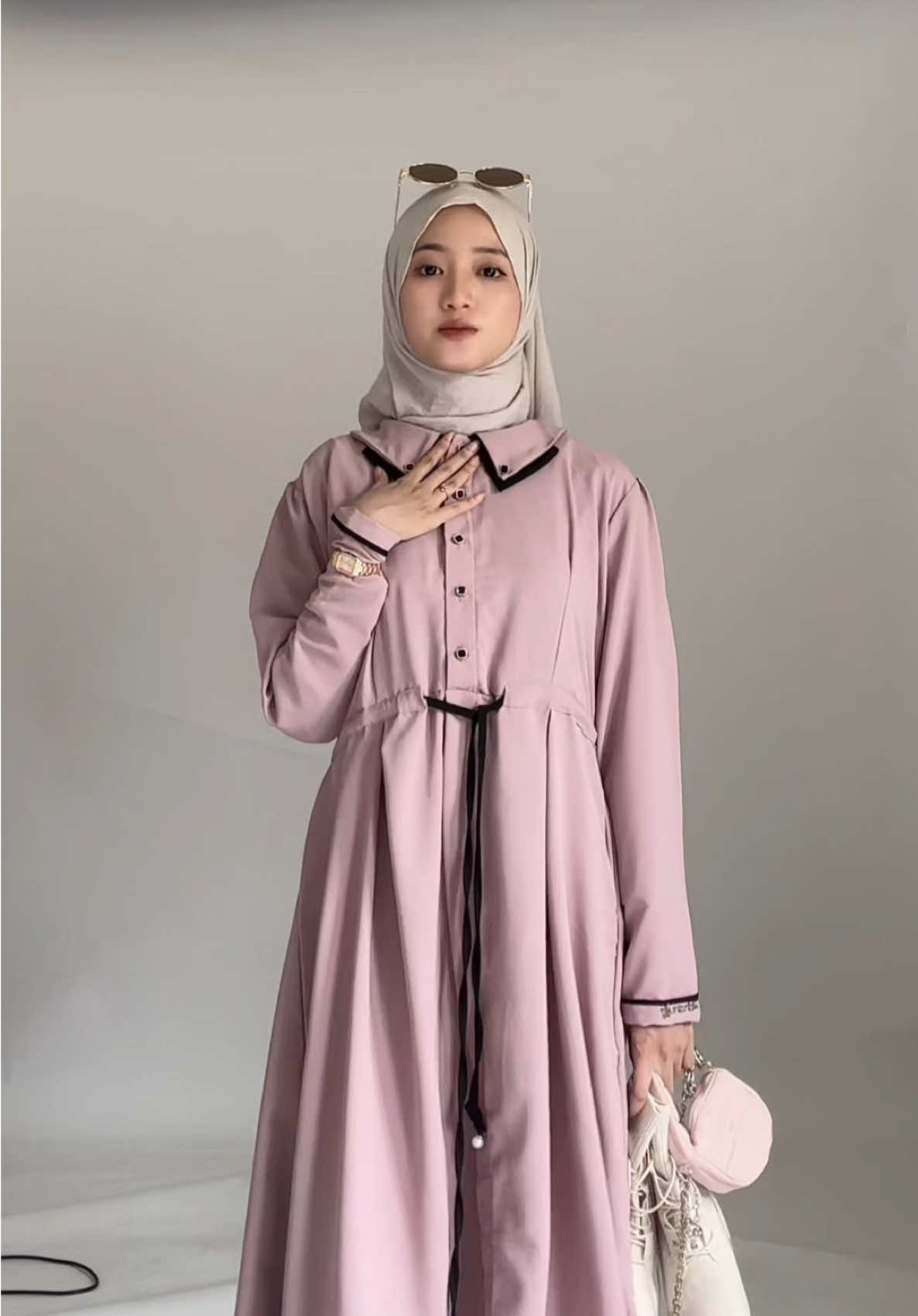 baju baru sepatu baru😍‼️ #abayafashion #hijabstyle #tunikkekinian #fypシ゚ #abayadubai #pasminamalay #arabianstyle #muslimahwear #muslimahstyle #muslimahsyari #abayalebaran #muslimahootd #muslimahoutfit #fypviralシ #ootdhijabstyle #abayacouple #abayacantik #terbaru2025 #fashionmuslimah 