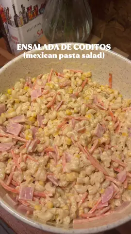 This Ensalada de coditos is so easy to make and it’s done in under 30 minutes! It’s the perfect side dish and it pairs well with everything! 😋  Recipe is below! 👇🏻  1. One 7.5 oz bag of coditos 2. Chicken bouillon to season water 3. Mayonesa de limon 4. Crema salvadoreña  5. Splash of jugo de Chile vinagre  6. Sweetened corn 7. Julienned carrots 8. Diced ham 9. Diced jalapeños  10. Chicken bouillon to season as needed #mexicanfood#recetasfaciles#pastasalad#ensaladadecodito #sopafria