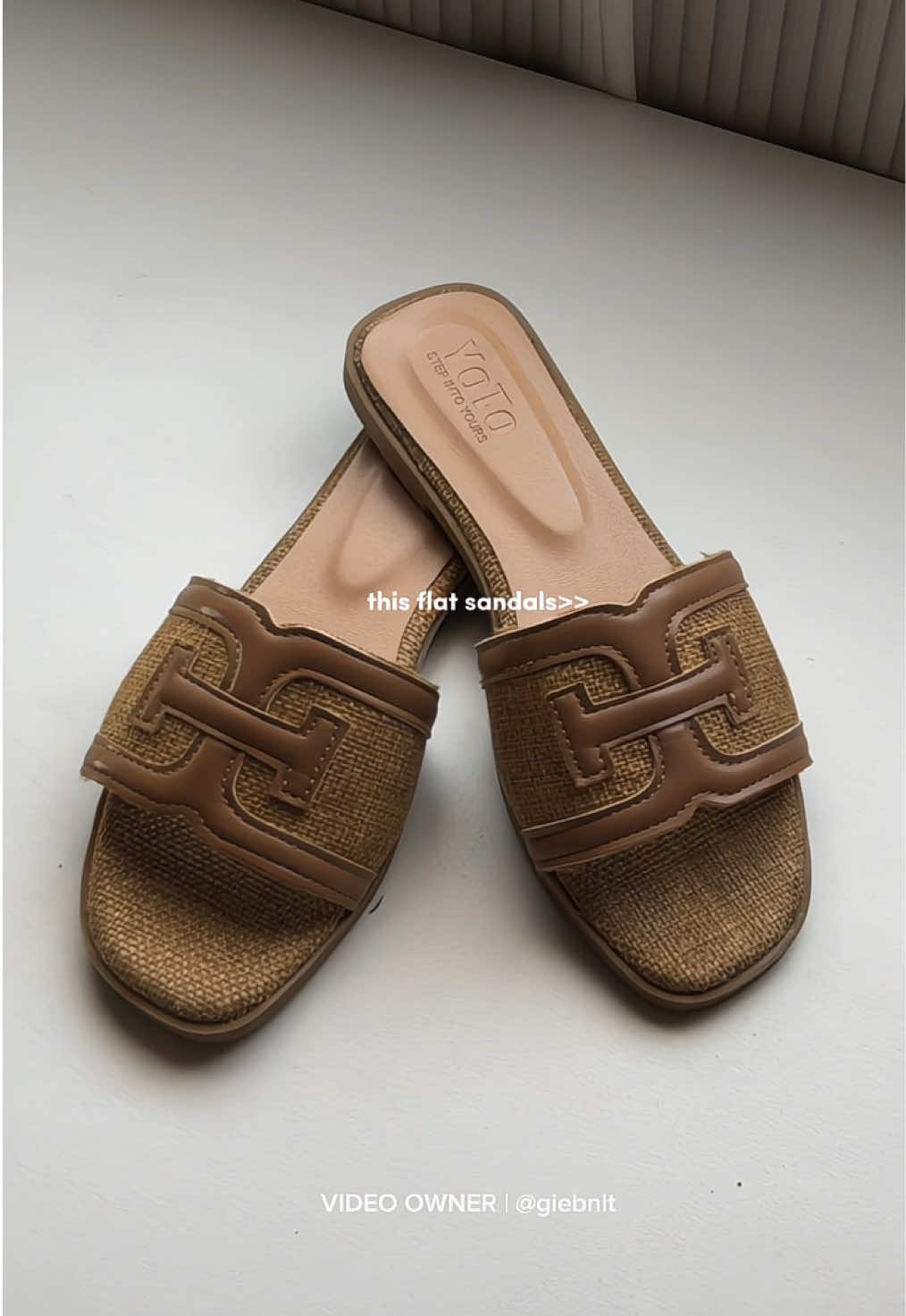 love how it looks so simple yet classy. definitely a must-have! 🫶🏻 #yoto#yotosandals   #flats #flatshoes #sandals #flatsforwomen #affordable#yotoflat