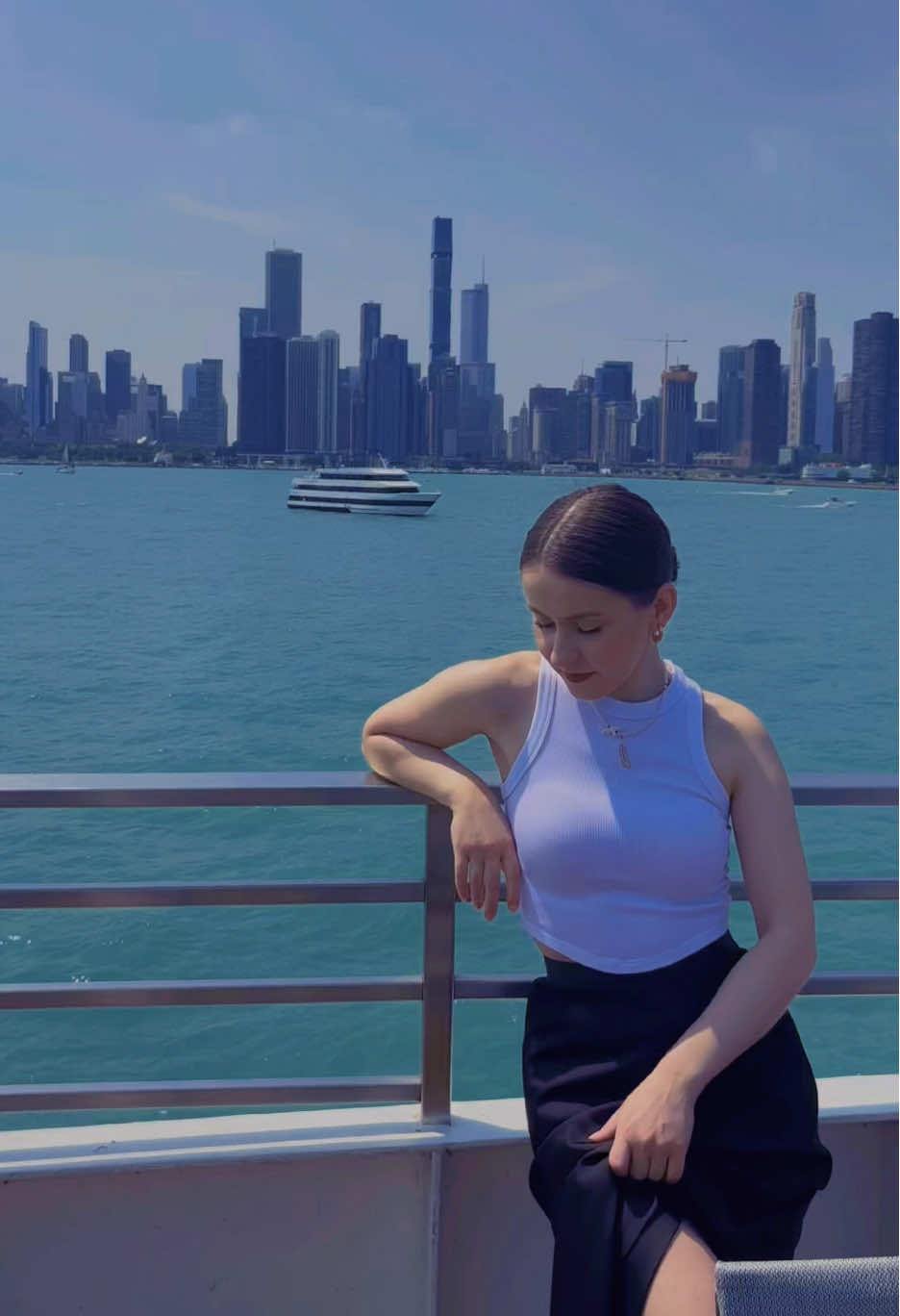 I met her in the city where the buildings touch the sky...🏙️#chicagodowntown #lakevibes #touchthesky #videoidea #lakemichigan 