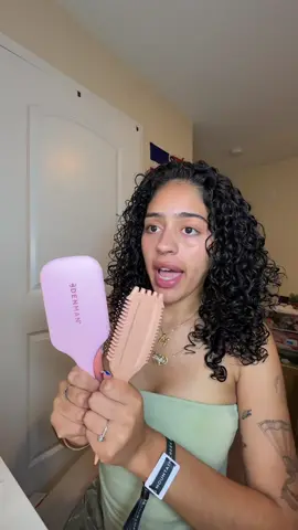 @Denman Brush and @BounceCurl collaborating is a dream come true for us curly haired ppl🤭 do ya want the full curly routine? #denmanbrush #bouncecurl #bouncecurlbrush #curlyhairtips #3bhair #3bcurls #curlyhaircheck #curls #brushstyling 