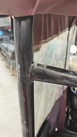 When welding thin sheets, use this green-coated electrode. It's great for thin round and square tubes and less likely to cause holes. #Extra-fine electrode for thin iron sheets #Vehicle repair #Welding 