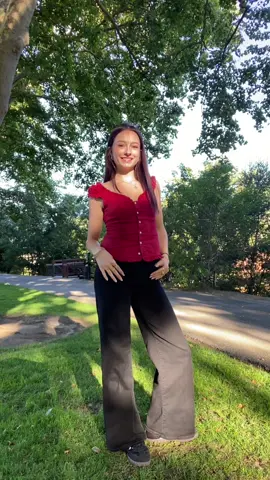 a bee started circling me half way through #fyp #fashiontok #fitcheck #clairo 