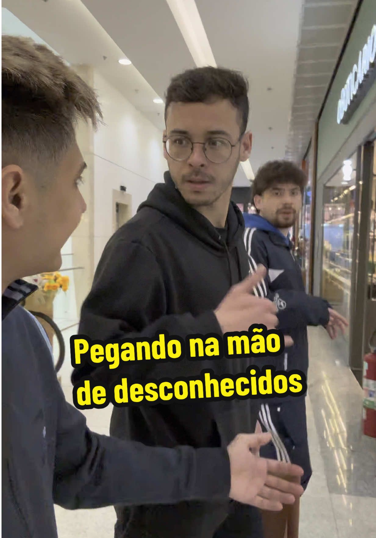Pegando na mão de desconehcidos 🤣  