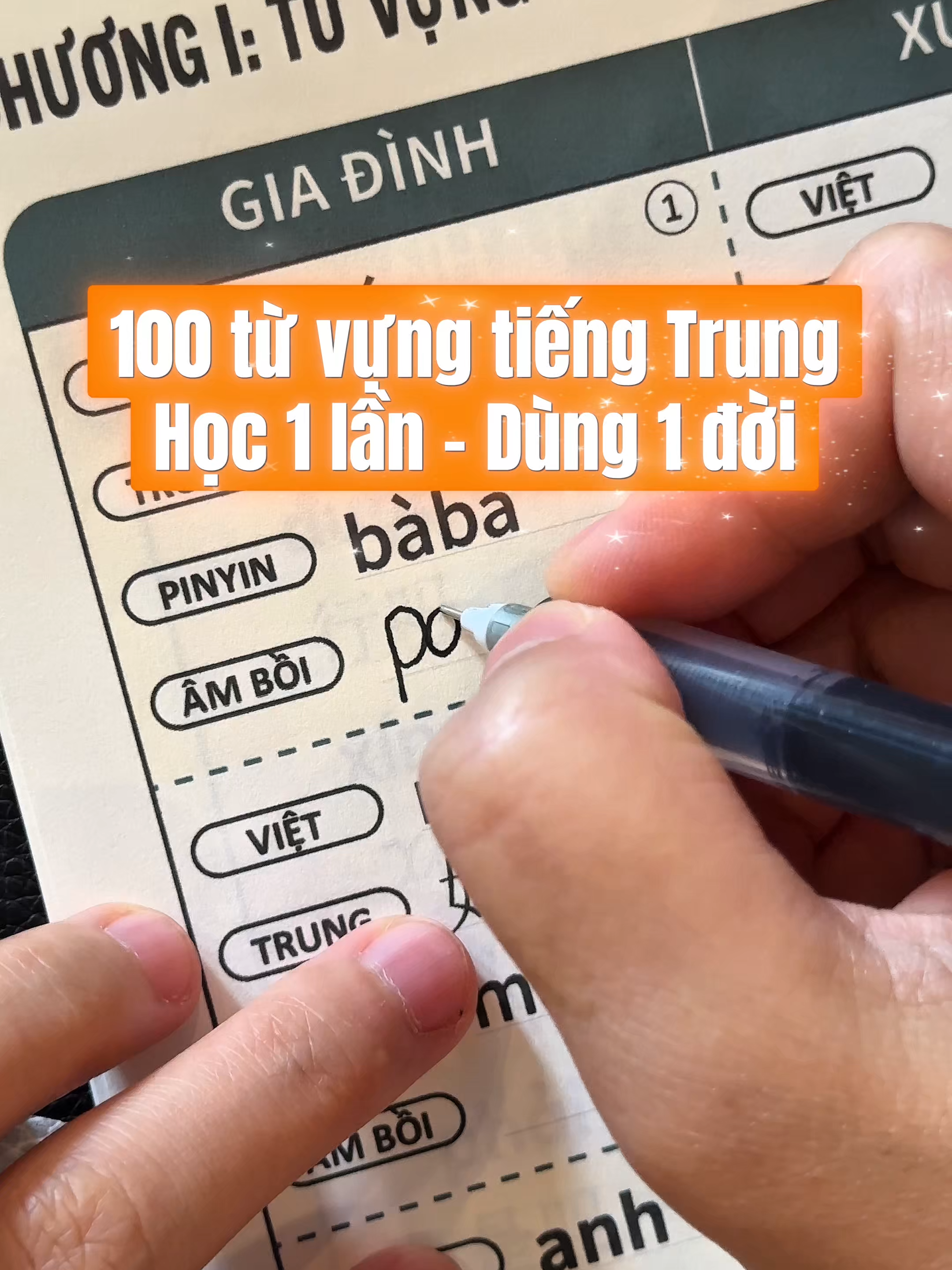 🎯 Bạn đang học tiếng Trung giao tiếp mà chưa biết bắt đầu từ đâu? Bí quyết nằm ở đây: HỌC TỪ VỰNG THEO CHỦ ĐỀ THỰC TẾ Việc chia từ vựng thành từng chủ đề giúp: ✅ Hệ thống hoá kiến thức ✅ Gắn từ với tình huống → tăng khả năng phản xạ ✅ Ứng dụng được ngay trong đời sống 💡 Học đúng từ – đúng chủ đề – đúng ngữ cảnh → bạn sẽ nói chuyện tự nhiên, không gượng ép! 👇 Trong video này, mình sẽ hướng dẫn cách: Chọn chủ đề phù hợp với người mới bắt đầu Ghi nhớ từ bằng hình ảnh + câu mẫu Biến 10 từ → 1 đoạn hội thoại ngắn Cùng học kiểu thông minh, không áp lực nhé! #hoctiengtrung #tiengtrung #tuhoctiengtrung #sachtiengtrung #tiengtrunggiaotiep