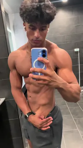 Waist looking very petite #Fitness #bodybuilding #GymTok #brown 