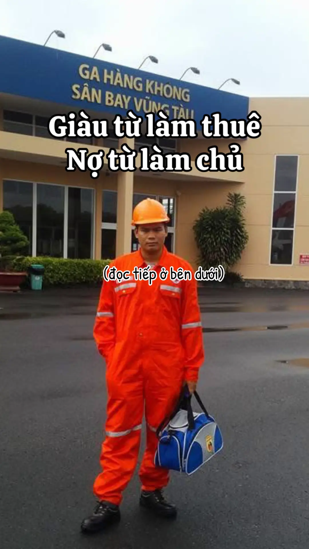 Tôi từng nghĩ: Muốn giàu thì phải làm chủ. Phải khởi nghiệp. Phải có công ty. Phải có xưởng. Phải có cái gì đó của riêng mình. Và rồi tôi lao vào làm, mở xưởng, lập nghiệp, đi đúng bài bản của một “startup”. Nhưng càng làm tôi càng nhận ra: Khởi nghiệp không hề dễ, và quan trọng hơn, không phải ai cũng nên khởi nghiệp. Nó là hành trình ngốn tiền, ngốn sức, ngốn luôn cả tuổi trẻ và lòng tin nếu mày không đủ sức đi đến cùng. Rồi tôi gặp lại một người bạn cũ. Nó làm thuê cho một công ty công nghệ suốt 7 năm. Ngày đi làm, tối học thêm. Từ nhân viên kỹ thuật, nó lên trưởng nhóm, rồi quản lý. Sau 7 năm, nó mua được nhà, có xe, có khoản tiết kiệm lớn hơn nhiều so với nhiều “ông chủ” đang nợ đầm đìa vì đầu tư sai. Nó bảo tôi: “Tao chọn làm thuê, vì tao biết rõ thế mạnh của mình. Tao không muốn khởi nghiệp, tao muốn giàu từ kỹ năng, không phải giàu từ danh xưng.” Tôi ngẫm lại, thấy cũng đúng. Không có công việc nào thấp kém, chỉ có người không làm hết mình. Không có con đường nào duy nhất để giàu, chỉ có con đường phù hợp nhất với mình. Làm thuê mà giỏi, mà biết tích lũy, biết đầu tư – thì giàu không kém ai. Làm chủ mà kém, mà ngáo danh, mà bốc đồng – thì nghèo vẫn hoàn nghèo. Suy cho cùng thì: Giàu hay không không nằm ở việc mày làm chủ hay làm thuê, mà nằm ở cách mày làm việc, cách mày tư duy và cách mày quản lý cuộc đời của mình. #thuyenneon #thuyenmythuatqc #kinhdoanh 