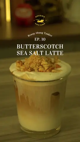 Nagih sama butterscotch sea salt latte tapi belum gajian? 😭 Cobain deh resep ala rumahan ini untuk minum di rumah atau untuk ide jualan! Jangan sungkan untuk komen ya kalau ada pertanyaan 😇 – RESEP – LANGKAH 1 : SEA SALT COLD FOAM 30 gr whipping cream 10 gr simple syrup 20 mL susu full cream (untuk mengatur tekstur) sejumput garam (bisa pakai sea salt untuk rasa gurih) LANGKAH 2 : KOPI TUBRUK 1:6 gr/mL (kopi bubuk halus : air bersuhu 95°C) *TIPS! diamkan air mendidih selama 1 menit untuk menurunkan suhu menjadi 95°C. *rasio bisa diubah sesuai selera! LANGKAH 3 : GABUNG SEMUA! es batu (secukupnya) 20 gr sirup butterscotch 80 mL kopi tubruk 80 mL susu full cream 30 gr sea salt cold foam remah biskuit (untuk menambahkan tekstur) #resepkopi #reseprumahan #barista #reseptiktok #kopiindonesia #ngopidirumah #kopikapaltanker #eksperimenkopi #idejualan #resepabangtanker