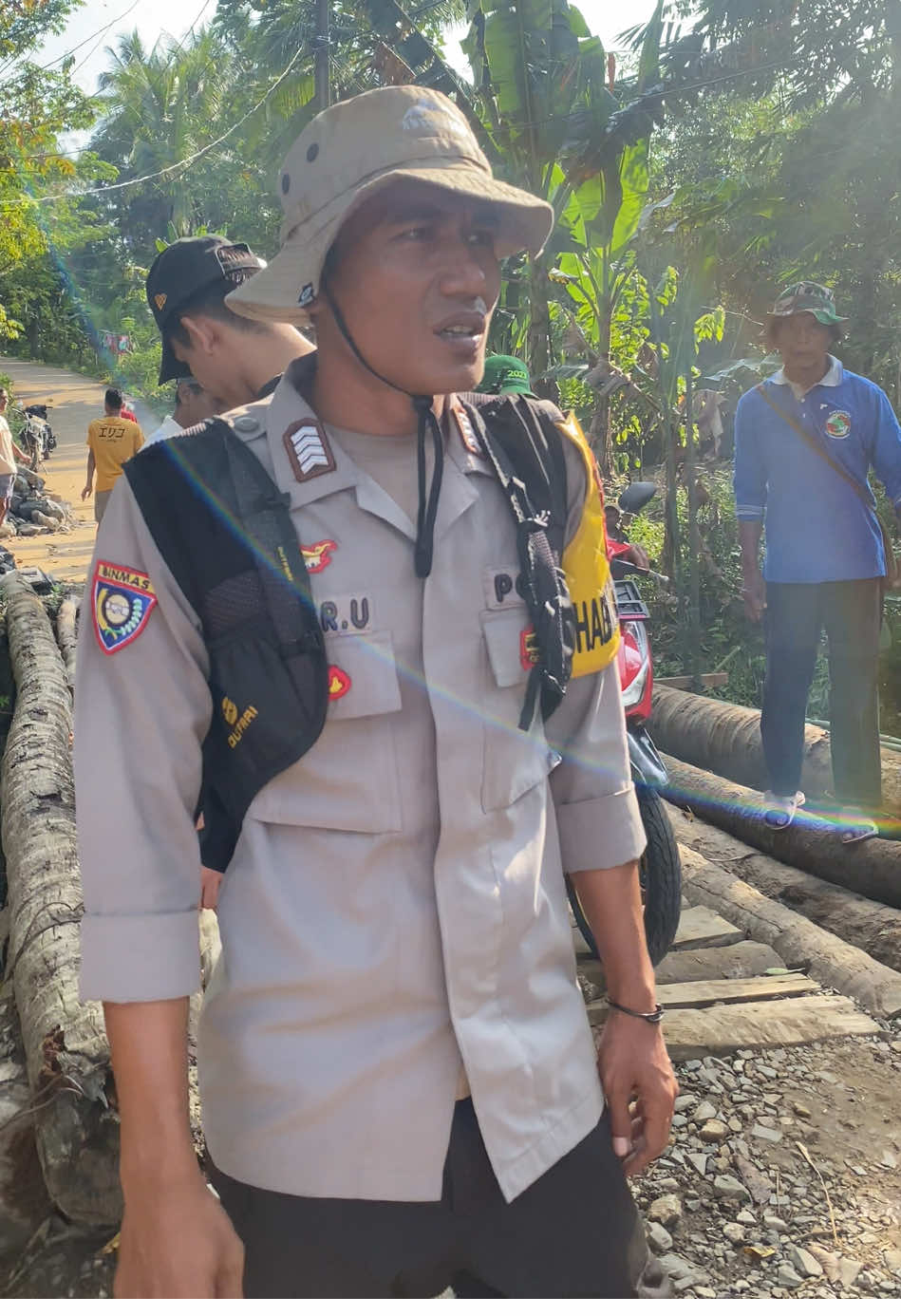 Perbaikan jembatan penghubung 2 desa kompak selalu masyarakat@SwadayaMasyarakat#gotongroyong#pakbhabin #bersihsungai#perbaikanjembatan#jembatanviral #jembatanroboh🤭 