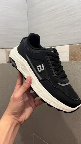 Tampil kerenn dengan sepatu hitam putih 😎#sepatupria #sepatusneakers #sepatukekinian #panarybodyshoes #sepatuhitam #sepatucowok #guncang88 #promo88 #sepatufashion #sepatucasual #sneakers #rekomendasi 