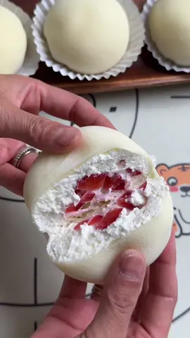 Strawberry Mochi 草莓麻薯 If you love sweet and chewy stuff, you’ve gotta try this Strawberry Mochi. It’s soft, sticky, and there’s a juicy strawberry inside—so good. Super easy to make too. Recipe’s on my Cookpad—link’s in my bio. And follow me for more yummy and easy recipes. #dandanyummyfood #mochi #sweet #dessert #Recipe 