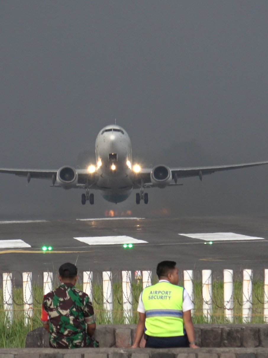 Pesawat Garuda Take Off Sebelum Hujan Lebat Melanda Bandara Adi Soemarmo 05-08-2025 #pesawatkushorts #pesawattakeoff #pesawatterbang 